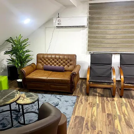 New Modern Duplex With Free Parking *