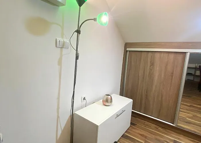 New Modern Duplex With Free Parking アパート