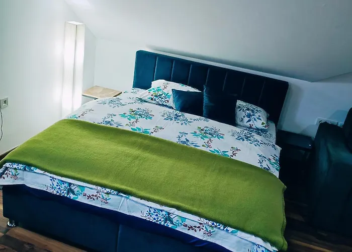 New Modern Duplex With Free Parking *